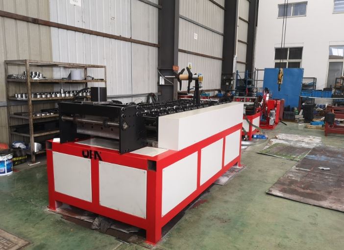 Machine de fabrication et de formage de connecteurs flexibles pour conduits d'air CVC