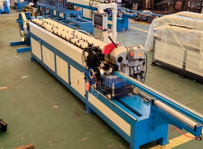 Machine de formage de brides pour conduits de ventilation carrés