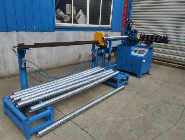 Machine de fabrication de conduits en acier ondulé post-tension